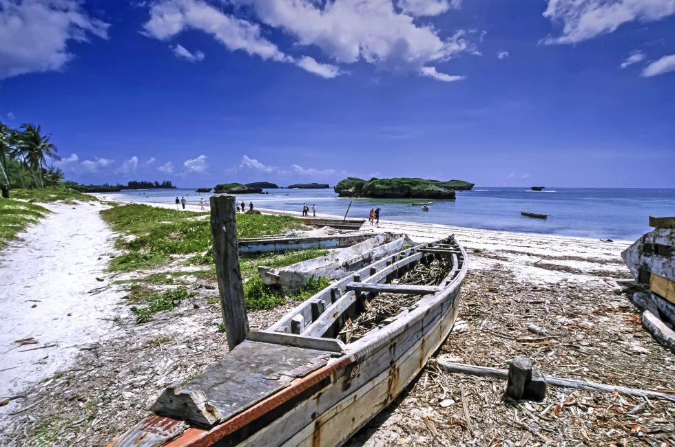 Kenya, Watamu Beach (Malindi), fishing boats ashore (FILM SCAN); 